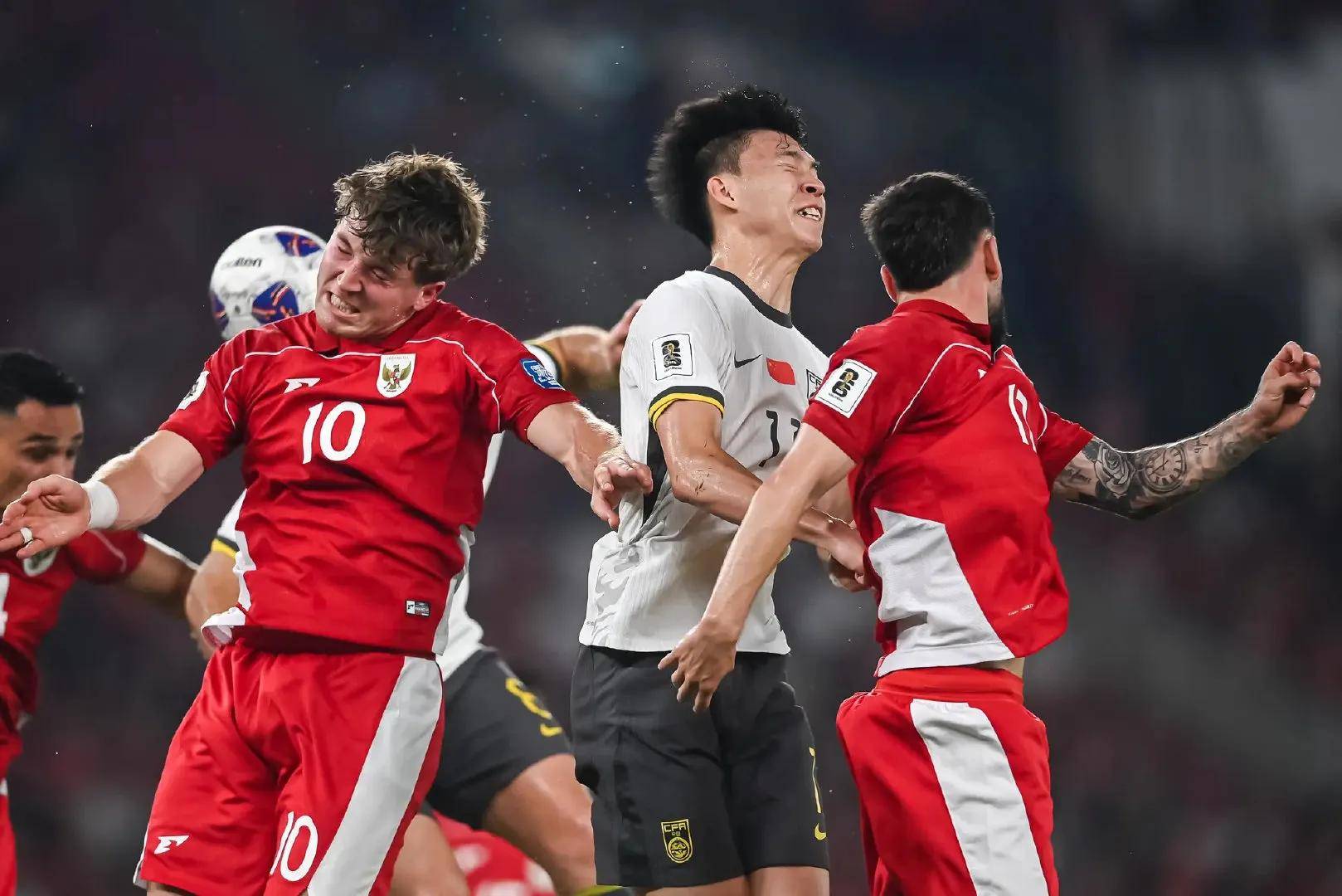 世界杯预选赛中球员奋力拼搏，争夺名次