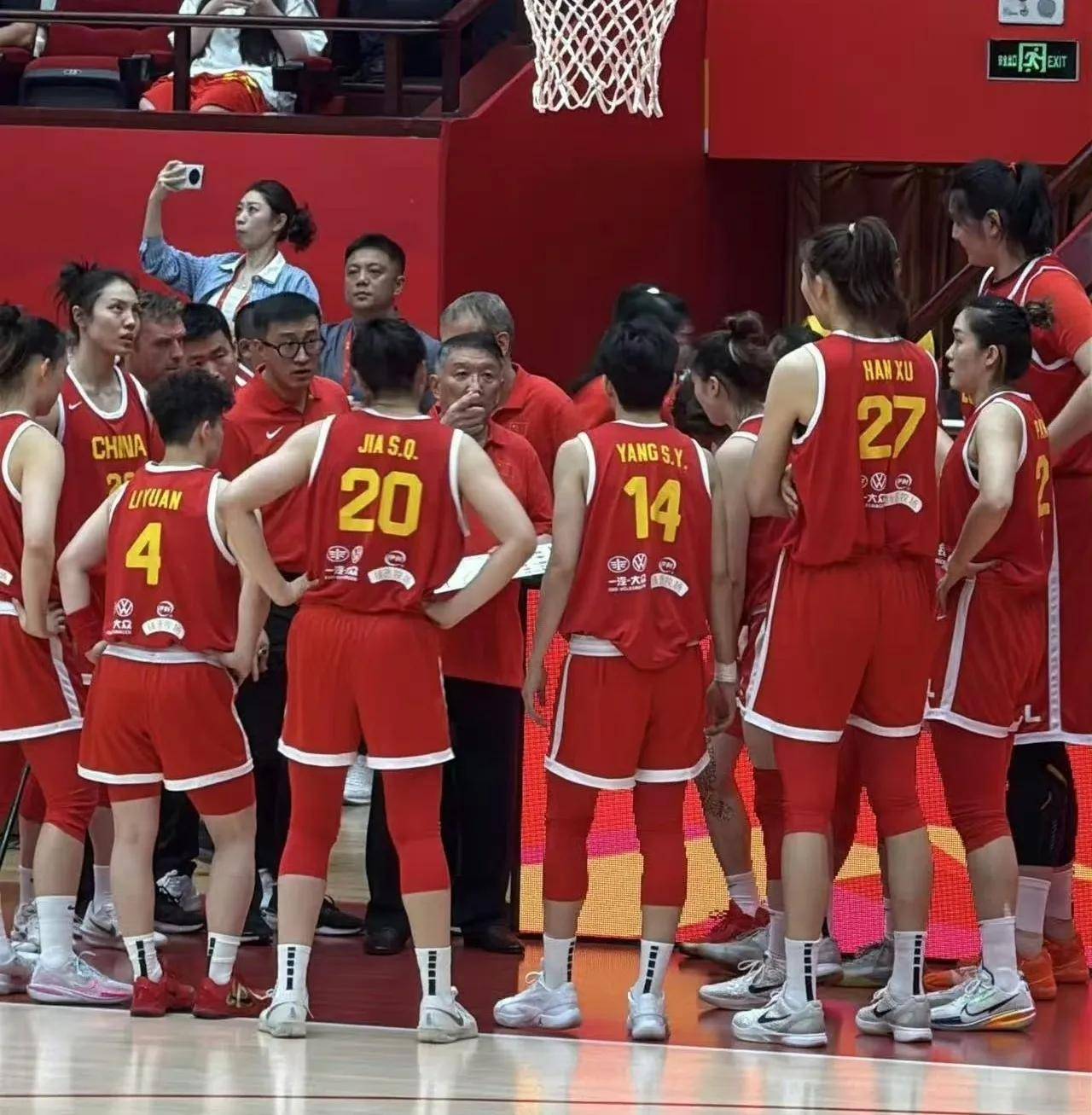 开云体育入口-内线双塔表现出色，助球队获胜的简单介绍