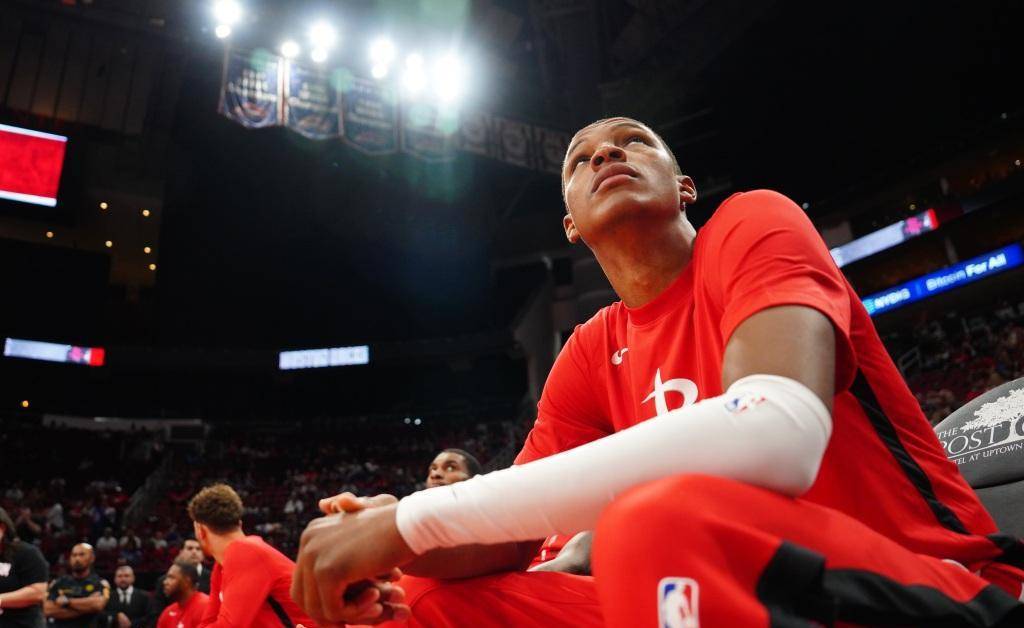 内线双塔表现出色，助球队获胜的简单介绍