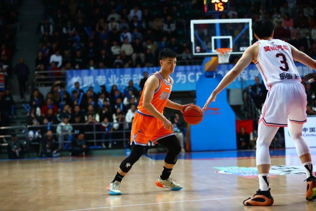 开云体育-包含篮球职业赛事吸引大批球迷观赛，助威势头强劲的词条