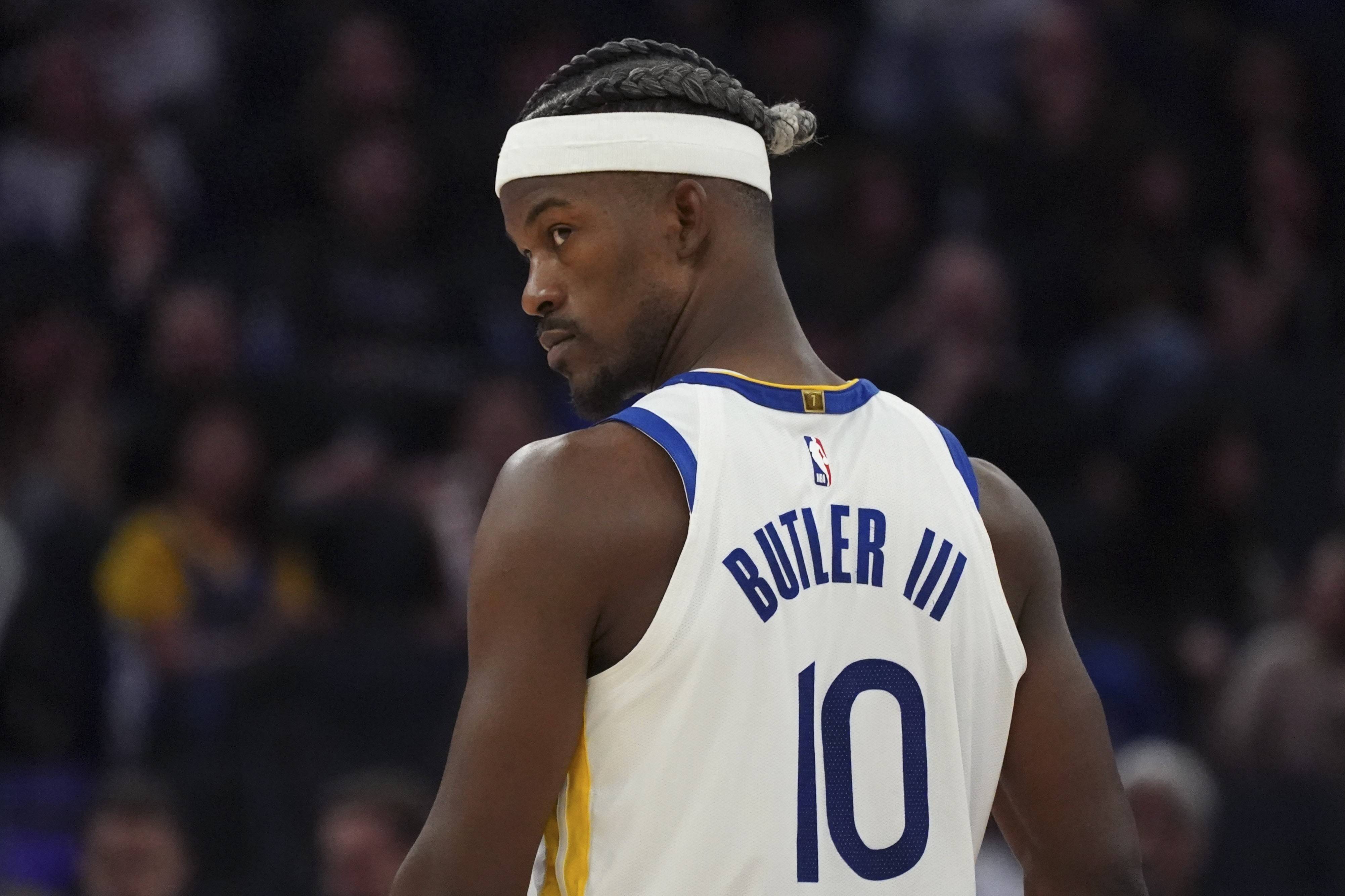 紧张激烈的比赛中,一位运动员展现出色实力 紧张激烈的比赛中,一位运动员展现出色实力