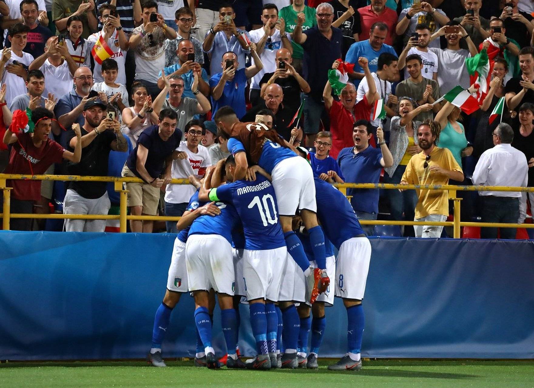 开云体育入口-包含欧预赛一触即发，劲敌相逢比赛场上心有灵犀的词条