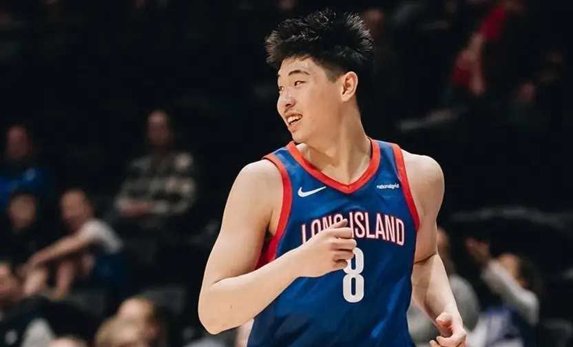 球员表现抢眼,成为焦点赛事中的亮点 球员表现抢眼,成为焦点赛事中的亮点