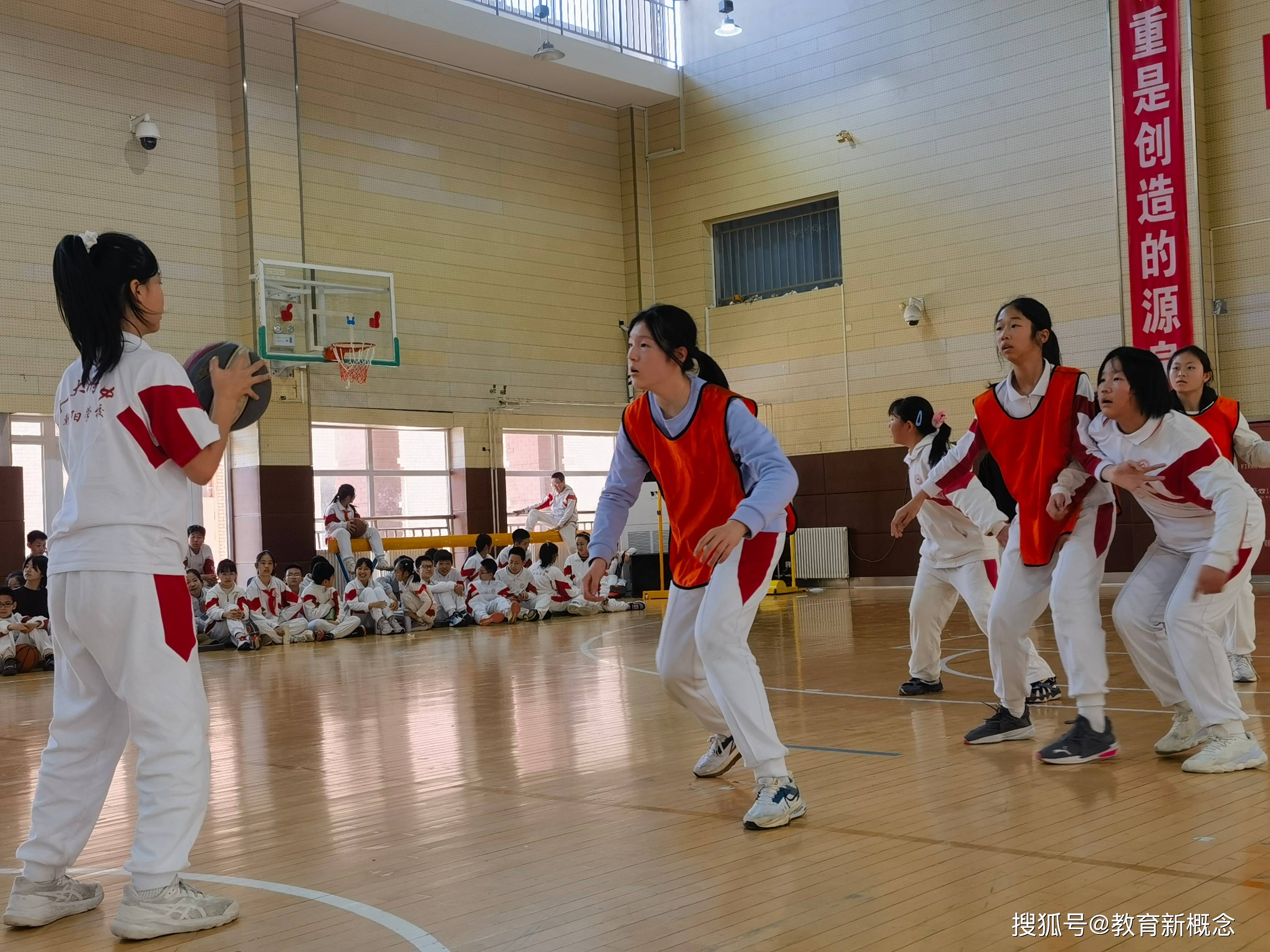开云官网-关于篮球赛场彰显风采，全队团结拼搏追逐胜利的信息