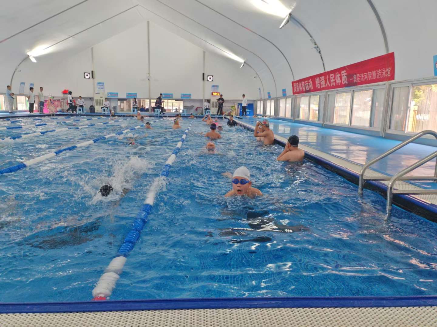 开云下载-游泳比赛中的角逐，韩国选手闪耀赛场