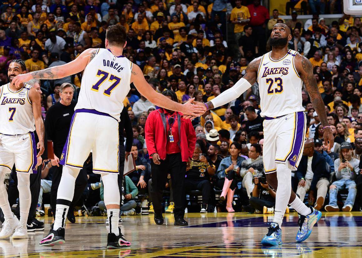 开云官网-湖人遭厄运连败，詹皇表现无奈