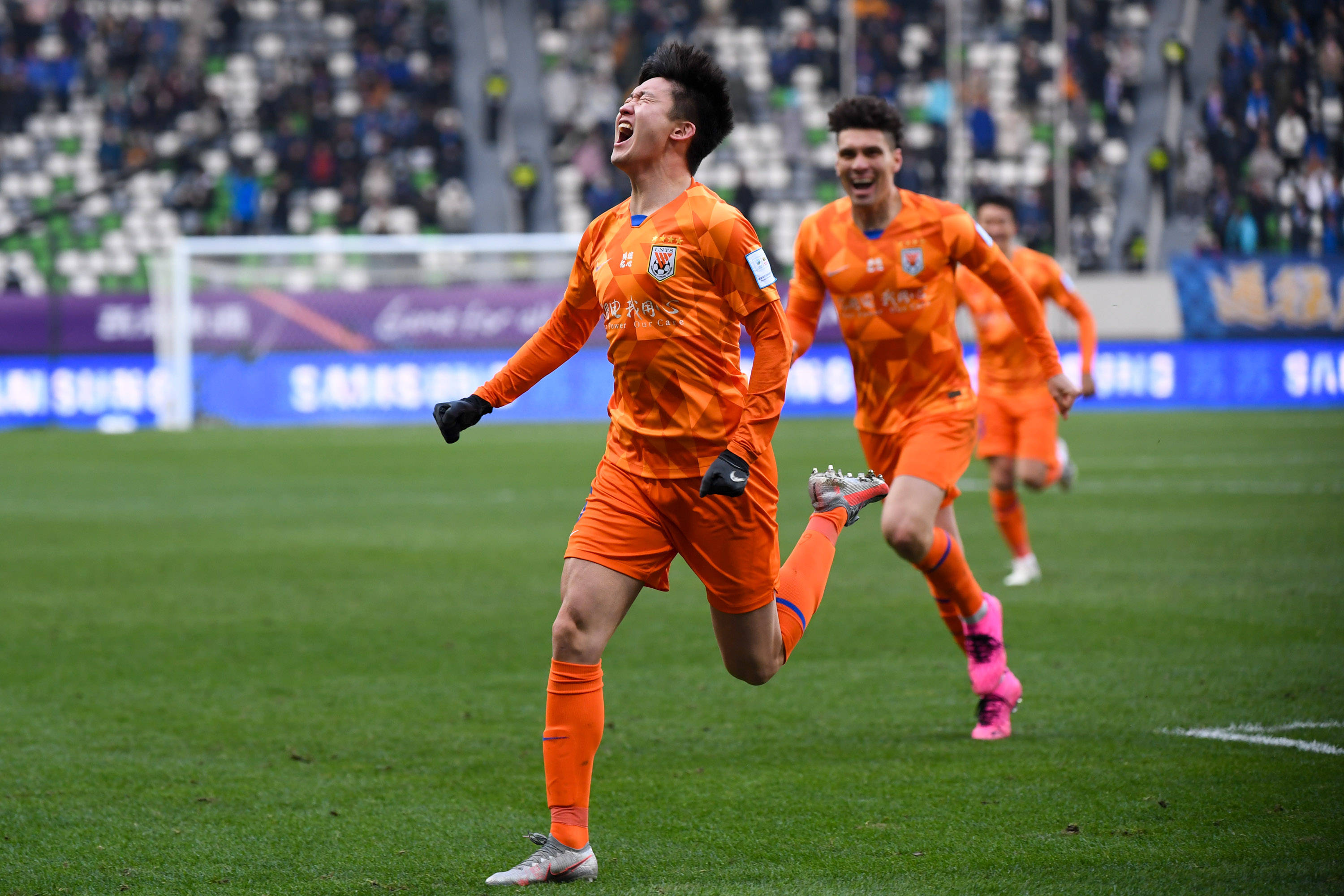 开云体育下载-山东鲁能对阵河南建业，两队势均力敌