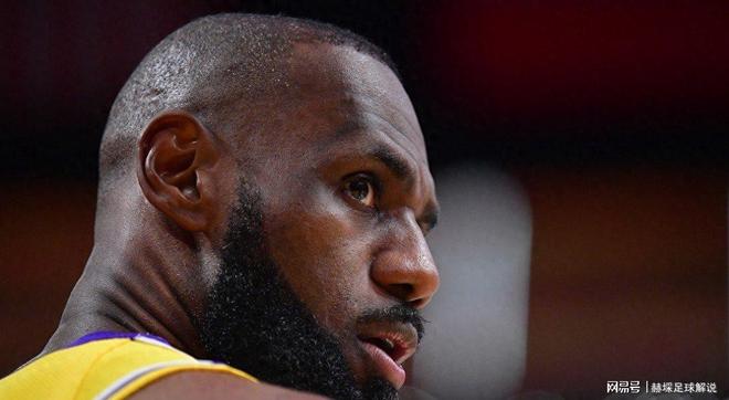 足球明星詹姆斯将逆转