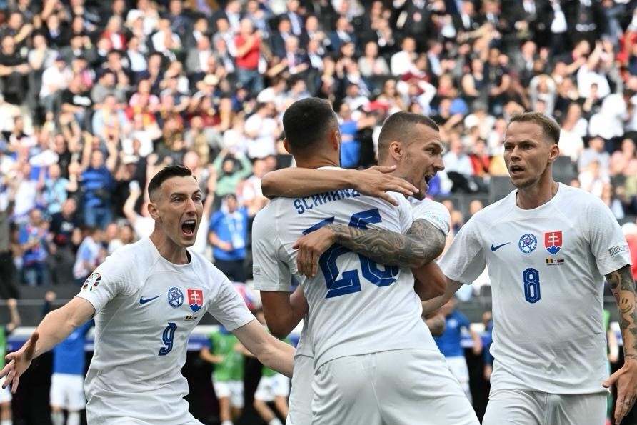 包含斯洛伐克队击败对手，赢得欧洲杯资格的词条