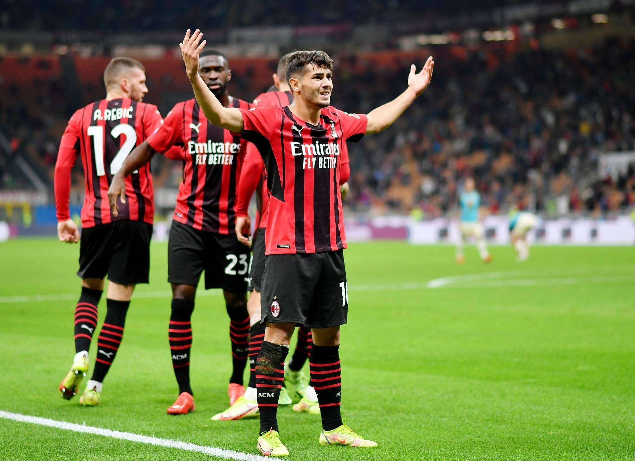 包含AC米兰主场战胜劲旅，取得三分稳定排名的词条