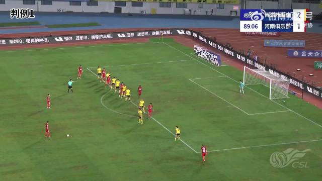 开云体育APP下载-对手球队犯规，裁判吹罚点球，现场情绪高涨