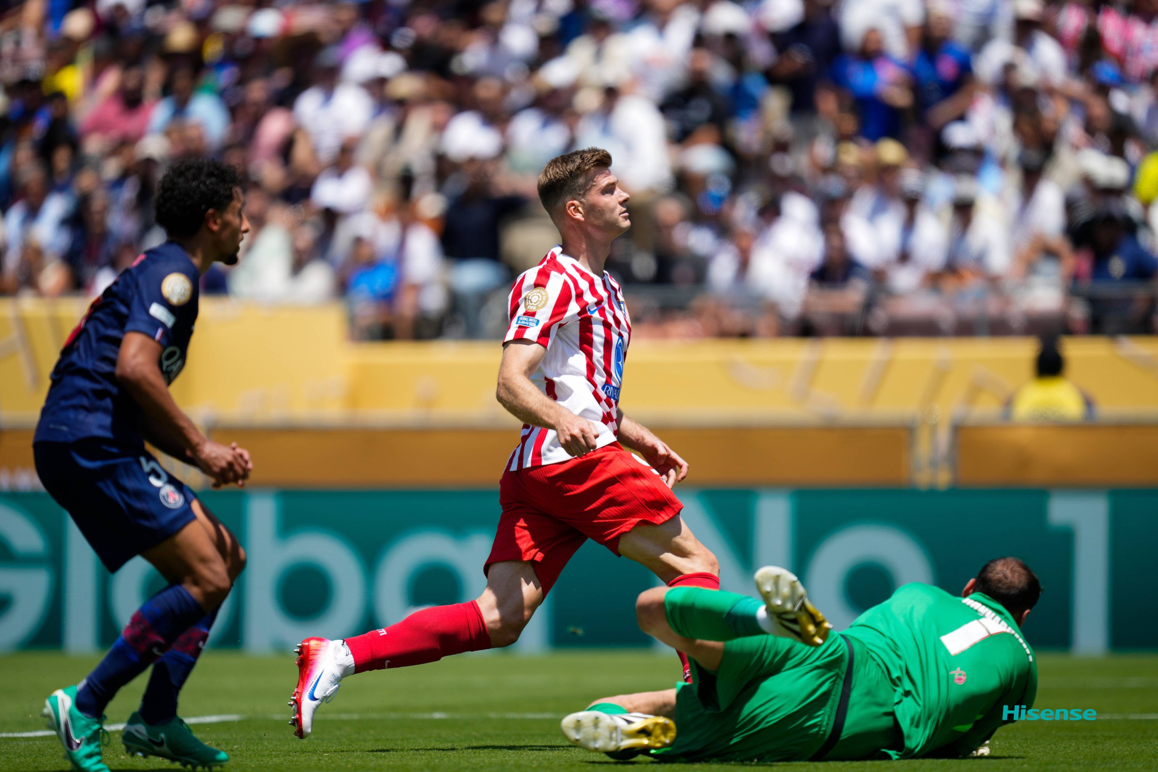 对手球队犯规，裁判吹罚点球，现场情绪高涨