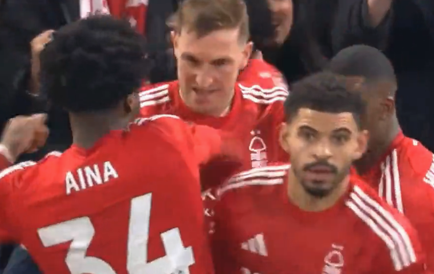 包含英超争霸赛场，一场场对决惊心动魄的词条