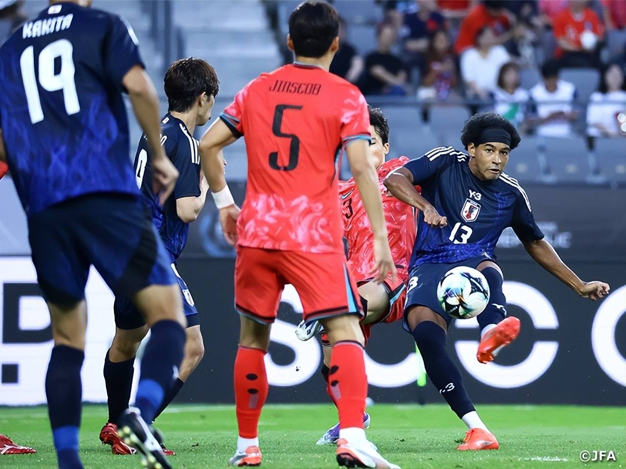 开云体育入口-拼尽全力！球员全力冲刺，积极备战联赛