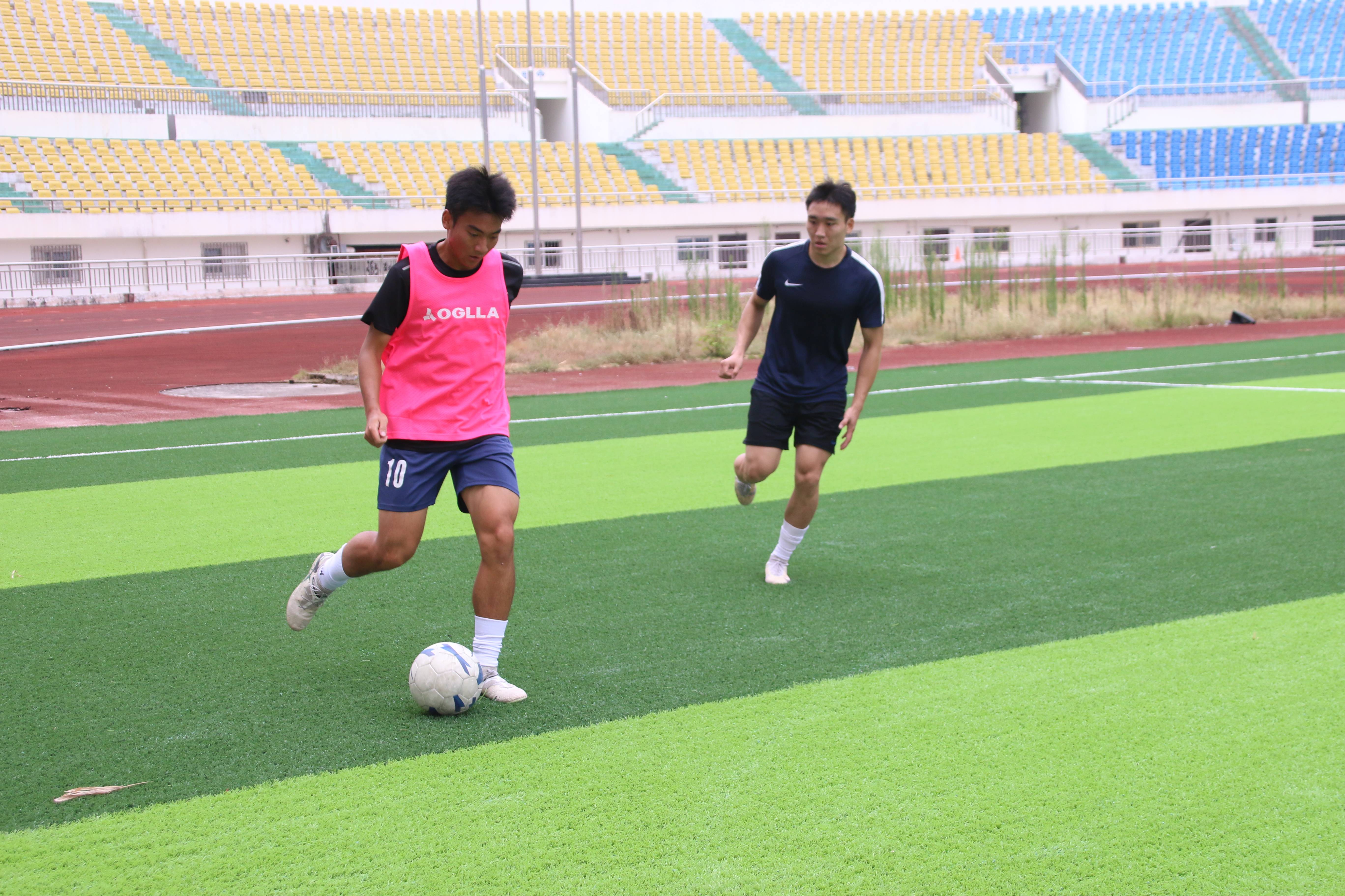 拼尽全力!球员全力冲刺,积极备战联赛 拼尽全力!球员全力冲刺,积极备战联赛